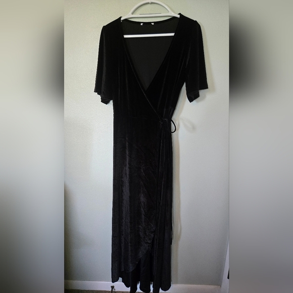 NWOT Baltic Born Katelyn Velvet Maxi Wrap Dress Size Medium - Picture 5 of 10